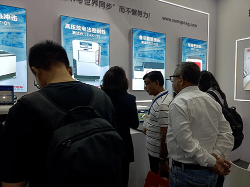 很多新朋友也被Sumspring三泉中石的產(chǎn)品所吸引，來到展臺前進行咨詢和交流
